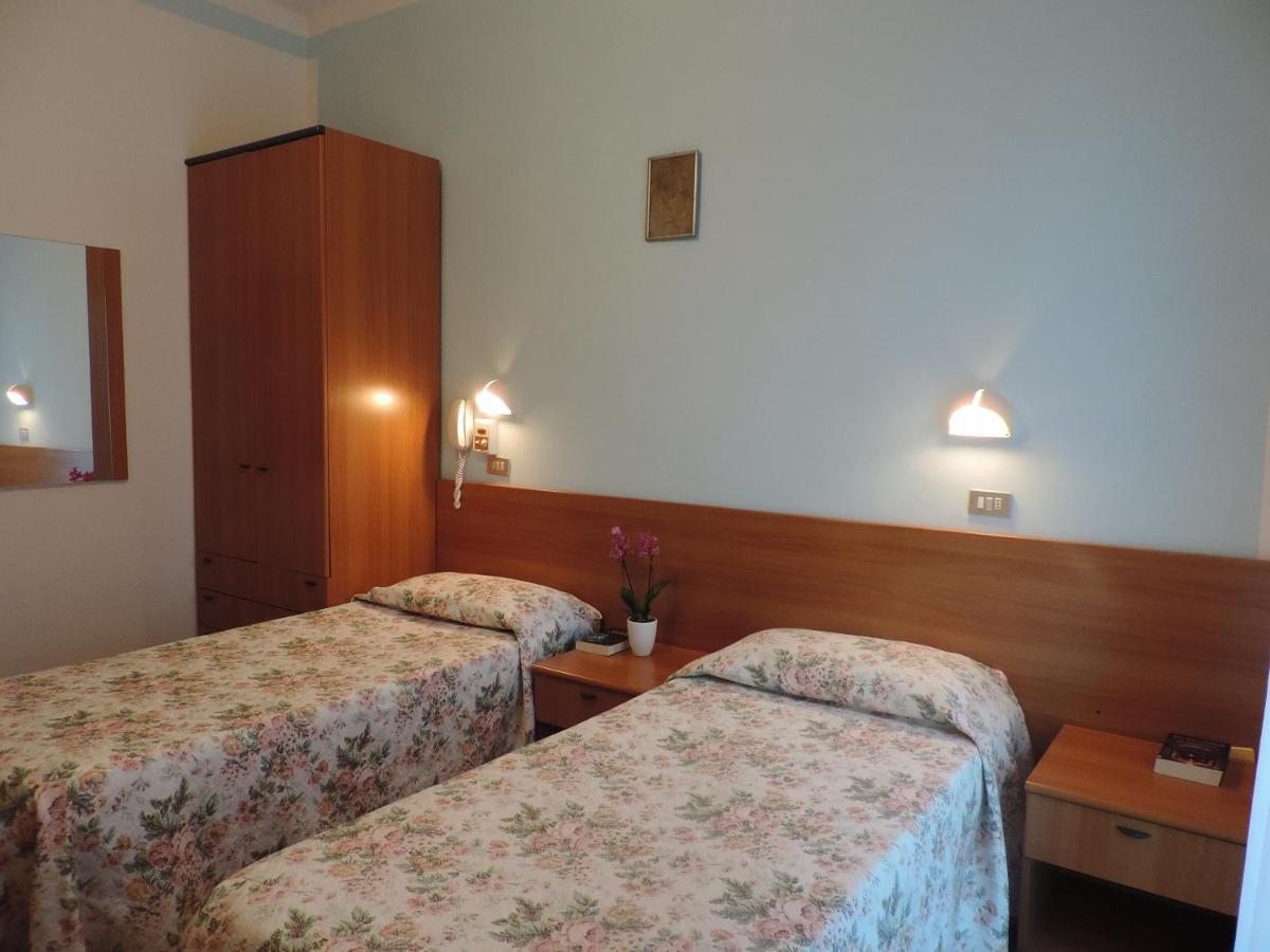 Hotel Liliana リミニ エクステリア 写真