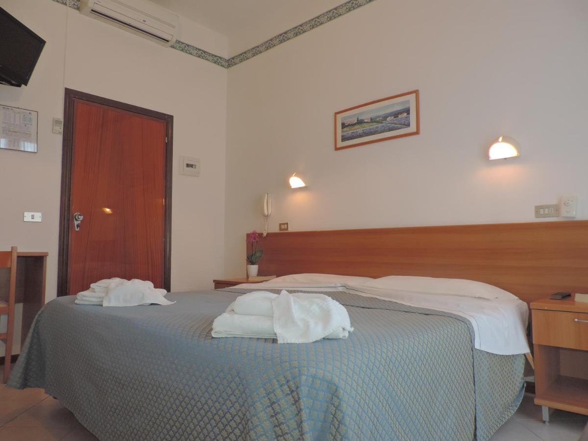Hotel Liliana リミニ エクステリア 写真