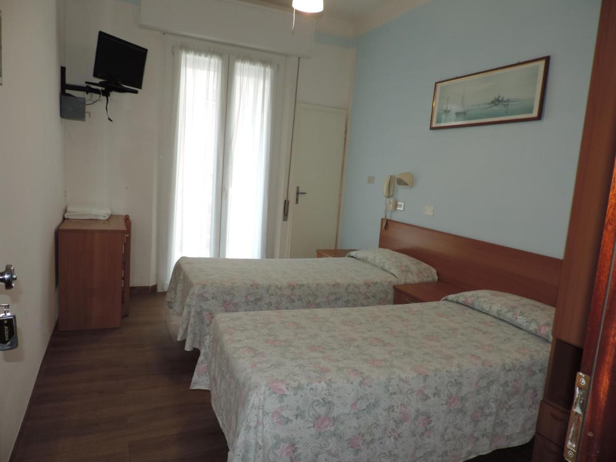 Hotel Liliana リミニ エクステリア 写真